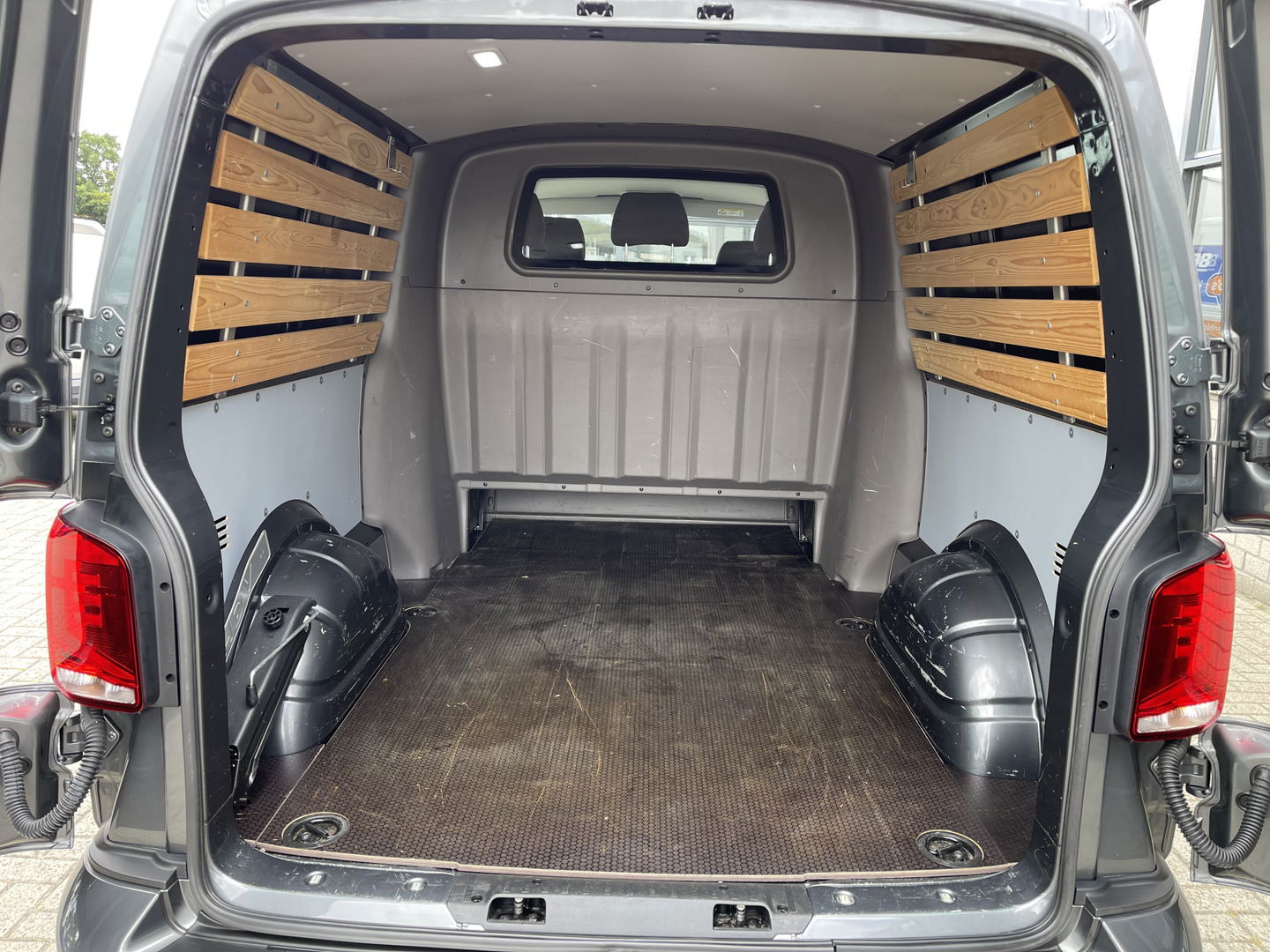 Volkswagen Transporter 2.0 TDI L2H1 30 DC 5 persoons / vaste prijs rijklaar € 27.950 ex btw / lease vanaf € 456 / grijs metallic / airco / cruise / Apple Carplay / lichtmetalen velgen / euro 6 / bpm vrij !