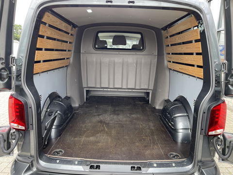 Volkswagen Transporter 2.0 TDI L2H1 30 DC 5 persoons / vaste prijs rijklaar € 27.950 ex btw / lease vanaf € 456 / grijs metallic / airco / cruise / Apple Carplay / lichtmetalen velgen / euro 6 / bpm vrij !