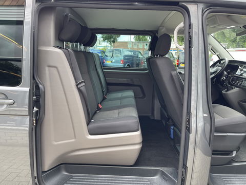 Volkswagen Transporter 2.0 TDI L2H1 30 DC 5 persoons / vaste prijs rijklaar € 27.950 ex btw / lease vanaf € 456 / grijs metallic / airco / cruise / Apple Carplay / lichtmetalen velgen / euro 6 / bpm vrij !