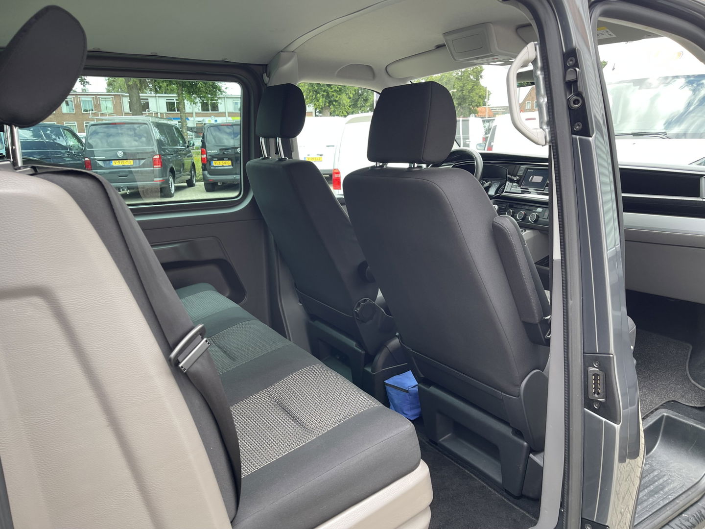 Volkswagen Transporter 2.0 TDI L2H1 30 DC 5 persoons / vaste prijs rijklaar € 27.950 ex btw / lease vanaf € 456 / grijs metallic / airco / cruise / Apple Carplay / lichtmetalen velgen / euro 6 / bpm vrij !