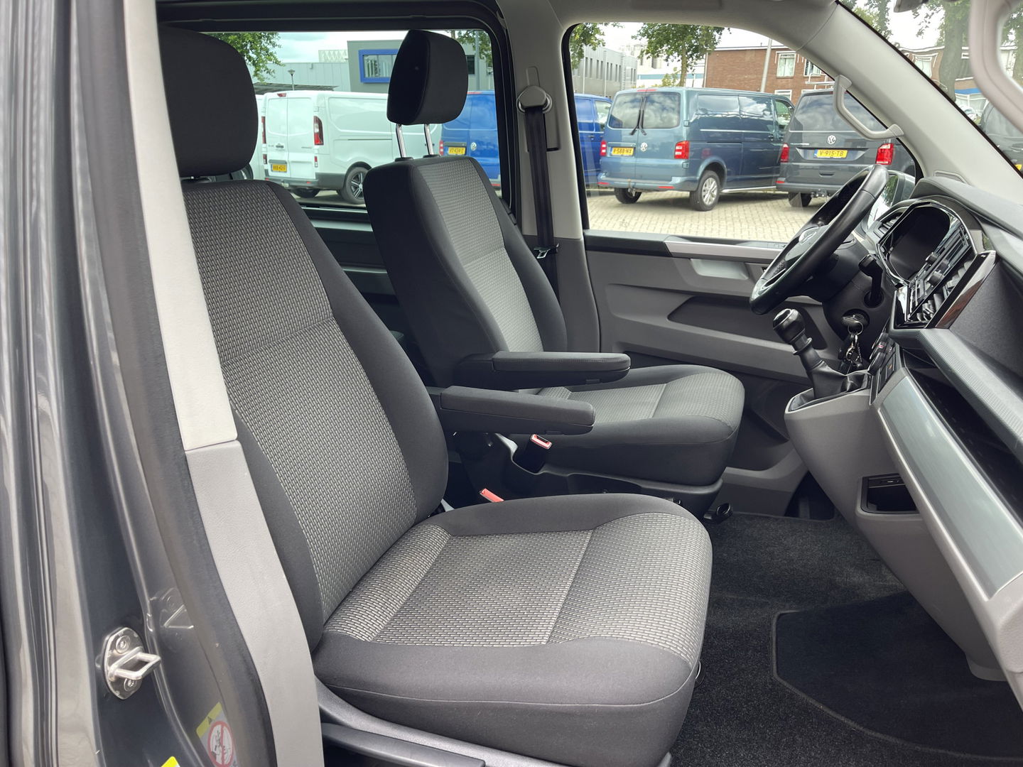 Volkswagen Transporter 2.0 TDI L2H1 30 DC 5 persoons / vaste prijs rijklaar € 27.950 ex btw / lease vanaf € 456 / grijs metallic / airco / cruise / Apple Carplay / lichtmetalen velgen / euro 6 / bpm vrij !
