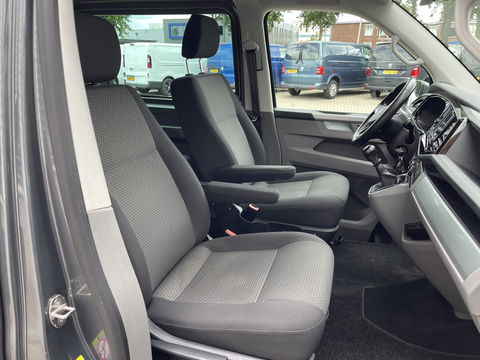 Volkswagen Transporter 2.0 TDI L2H1 30 DC 5 persoons / vaste prijs rijklaar € 27.950 ex btw / lease vanaf € 456 / grijs metallic / airco / cruise / Apple Carplay / lichtmetalen velgen / euro 6 / bpm vrij !