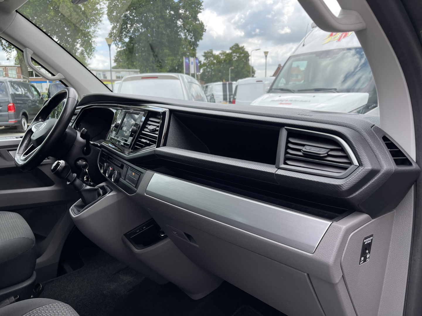 Volkswagen Transporter 2.0 TDI L2H1 30 DC 5 persoons / vaste prijs rijklaar € 27.950 ex btw / lease vanaf € 456 / grijs metallic / airco / cruise / Apple Carplay / lichtmetalen velgen / euro 6 / bpm vrij !