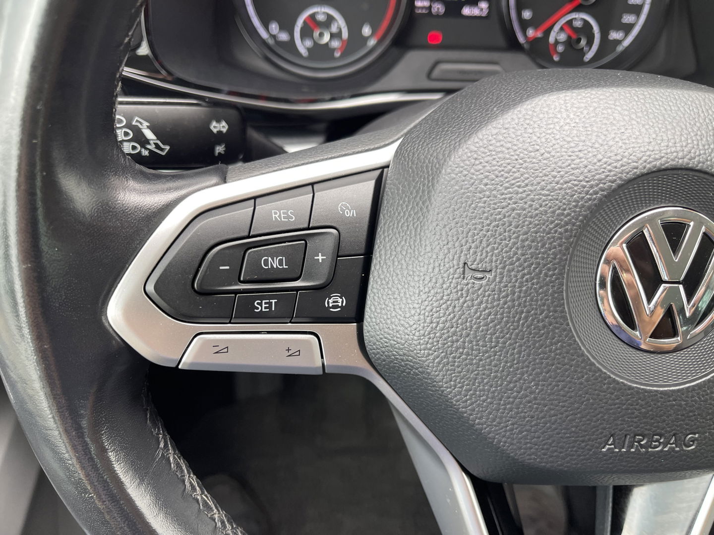 Volkswagen Transporter 2.0 TDI L2H1 30 DC 5 persoons / vaste prijs rijklaar € 27.950 ex btw / lease vanaf € 456 / grijs metallic / airco / cruise / Apple Carplay / lichtmetalen velgen / euro 6 / bpm vrij !