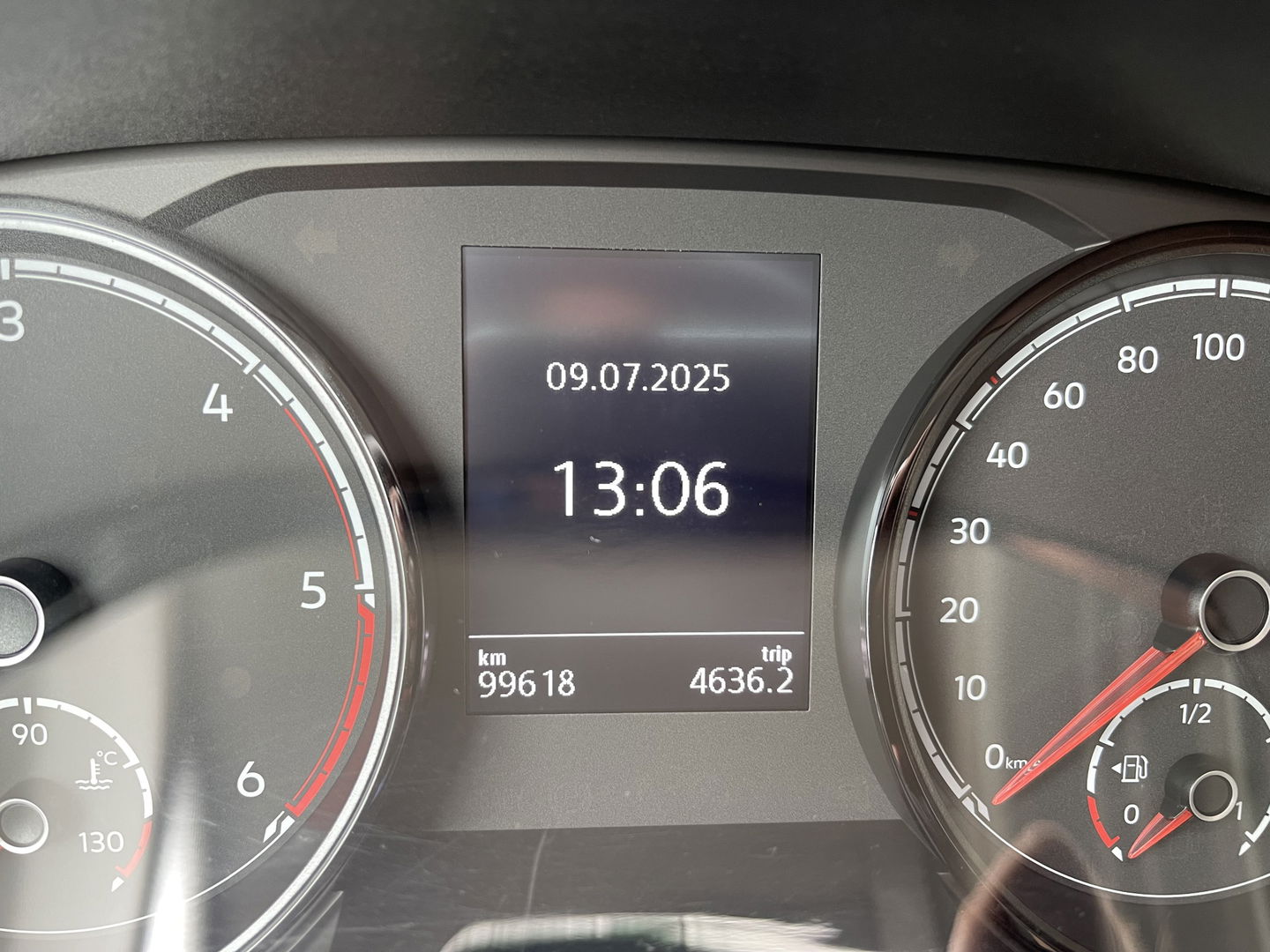 Volkswagen Transporter 2.0 TDI L2H1 30 DC 5 persoons / vaste prijs rijklaar € 27.950 ex btw / lease vanaf € 456 / grijs metallic / airco / cruise / Apple Carplay / lichtmetalen velgen / euro 6 / bpm vrij !