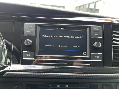 Volkswagen Transporter 2.0 TDI L2H1 30 DC 5 persoons / vaste prijs rijklaar € 27.950 ex btw / lease vanaf € 456 / grijs metallic / airco / cruise / Apple Carplay / lichtmetalen velgen / euro 6 / bpm vrij !