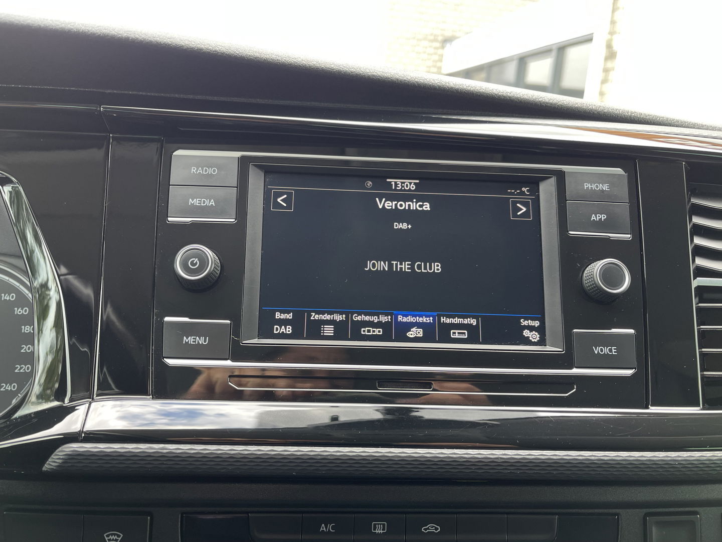 Volkswagen Transporter 2.0 TDI L2H1 30 DC 5 persoons / vaste prijs rijklaar € 27.950 ex btw / lease vanaf € 456 / grijs metallic / airco / cruise / Apple Carplay / lichtmetalen velgen / euro 6 / bpm vrij !