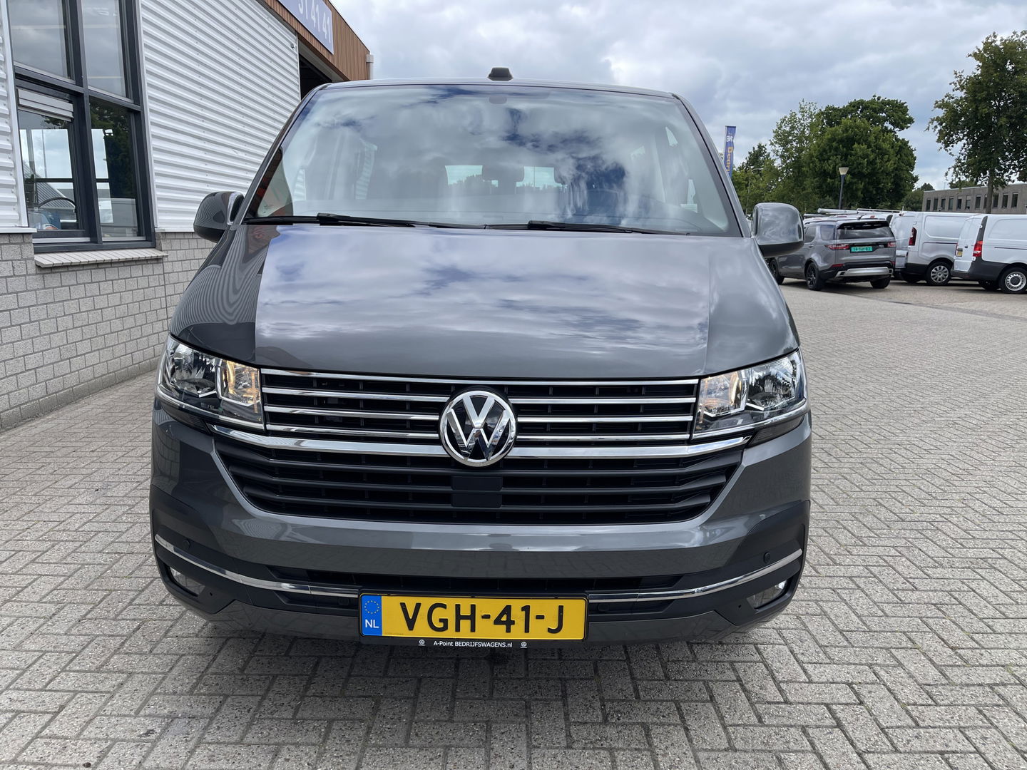 Volkswagen Transporter 2.0 TDI L2H1 30 DC 5 persoons / vaste prijs rijklaar € 27.950 ex btw / lease vanaf € 456 / grijs metallic / airco / cruise / Apple Carplay / lichtmetalen velgen / euro 6 / bpm vrij !