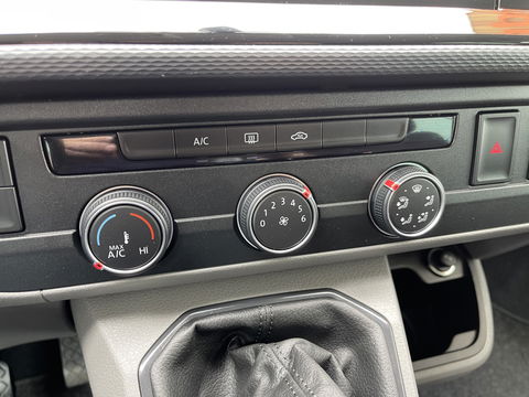 Volkswagen Transporter 2.0 TDI L2H1 30 DC 5 persoons / vaste prijs rijklaar € 27.950 ex btw / lease vanaf € 456 / grijs metallic / airco / cruise / Apple Carplay / lichtmetalen velgen / euro 6 / bpm vrij !