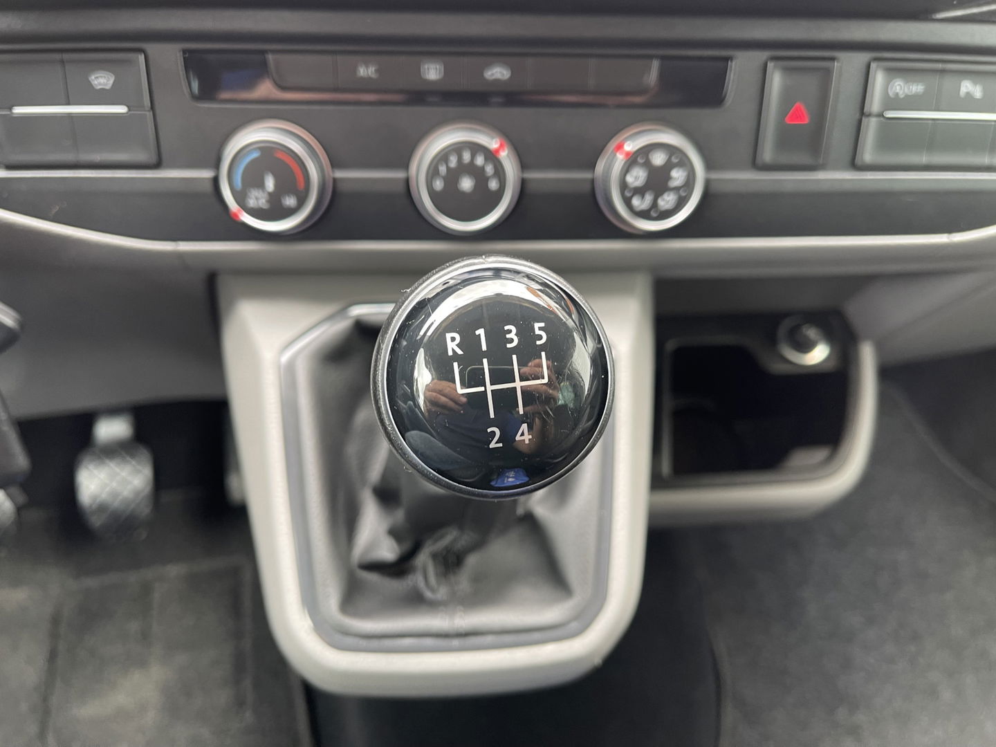 Volkswagen Transporter 2.0 TDI L2H1 30 DC 5 persoons / vaste prijs rijklaar € 27.950 ex btw / lease vanaf € 456 / grijs metallic / airco / cruise / Apple Carplay / lichtmetalen velgen / euro 6 / bpm vrij !