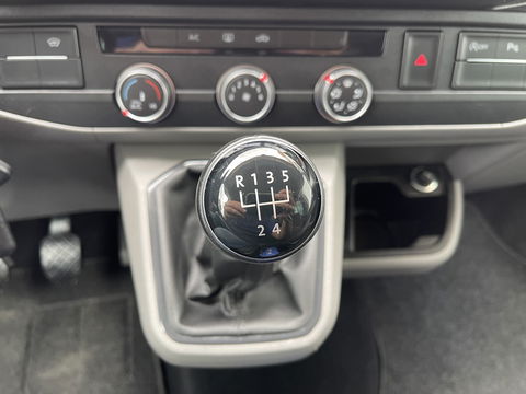 Volkswagen Transporter 2.0 TDI L2H1 30 DC 5 persoons / vaste prijs rijklaar € 27.950 ex btw / lease vanaf € 456 / grijs metallic / airco / cruise / Apple Carplay / lichtmetalen velgen / euro 6 / bpm vrij !