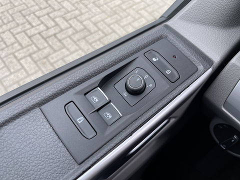 Volkswagen Transporter 2.0 TDI L2H1 30 DC 5 persoons / vaste prijs rijklaar € 27.950 ex btw / lease vanaf € 456 / grijs metallic / airco / cruise / Apple Carplay / lichtmetalen velgen / euro 6 / bpm vrij !