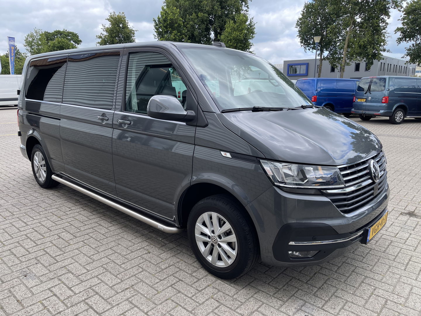 Volkswagen Transporter 2.0 TDI L2H1 30 DC 5 persoons / vaste prijs rijklaar € 27.950 ex btw / lease vanaf € 456 / grijs metallic / airco / cruise / Apple Carplay / lichtmetalen velgen / euro 6 / bpm vrij !