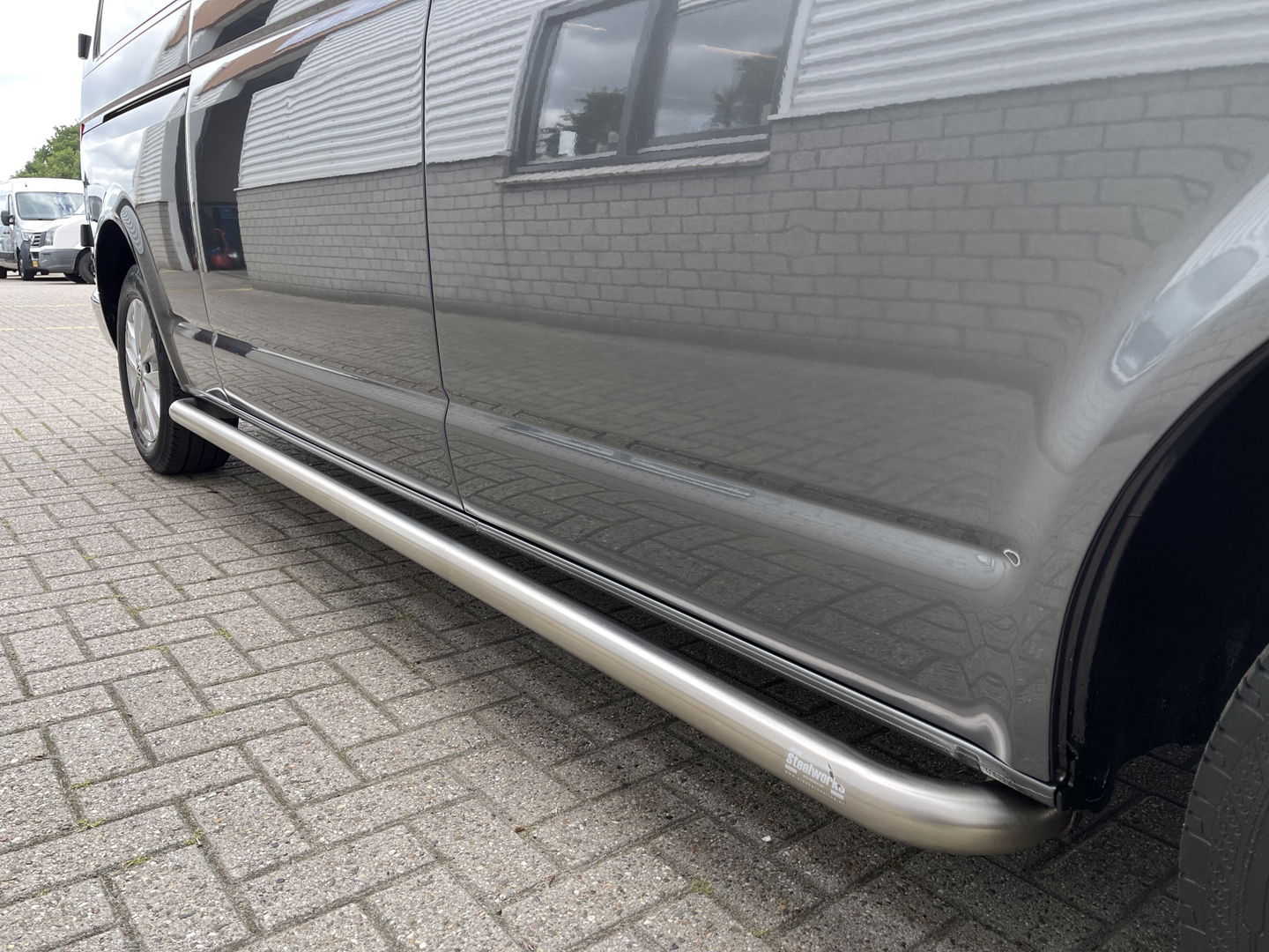 Volkswagen Transporter 2.0 TDI L2H1 30 DC 5 persoons / vaste prijs rijklaar € 27.950 ex btw / lease vanaf € 456 / grijs metallic / airco / cruise / Apple Carplay / lichtmetalen velgen / euro 6 / bpm vrij !