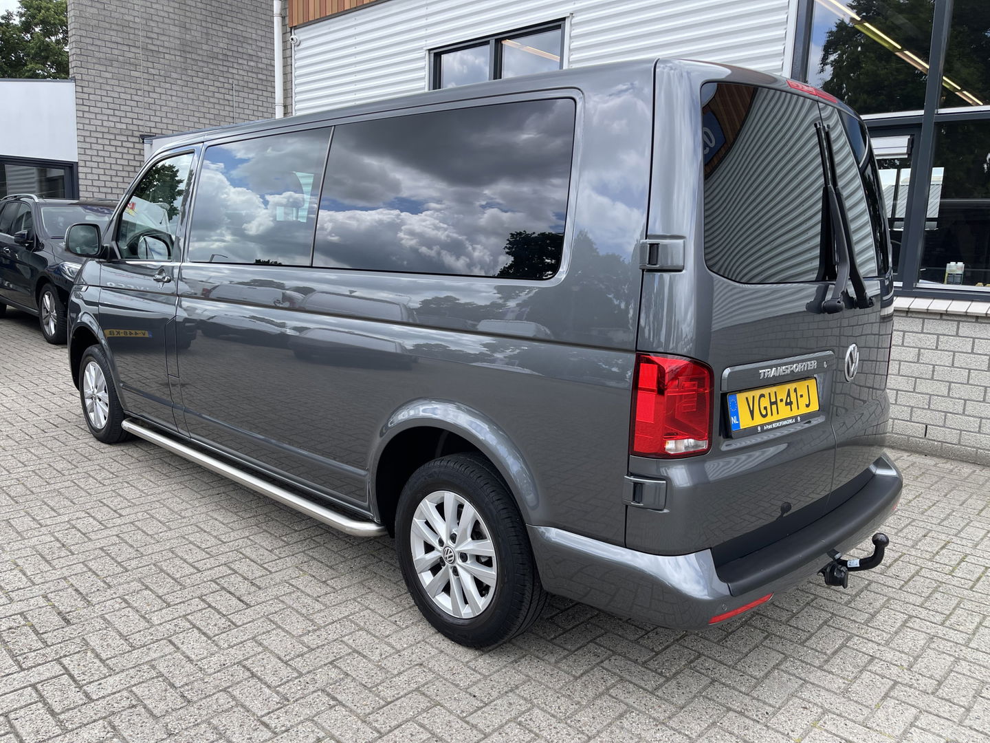 Volkswagen Transporter 2.0 TDI L2H1 30 DC 5 persoons / vaste prijs rijklaar € 27.950 ex btw / lease vanaf € 456 / grijs metallic / airco / cruise / Apple Carplay / lichtmetalen velgen / euro 6 / bpm vrij !
