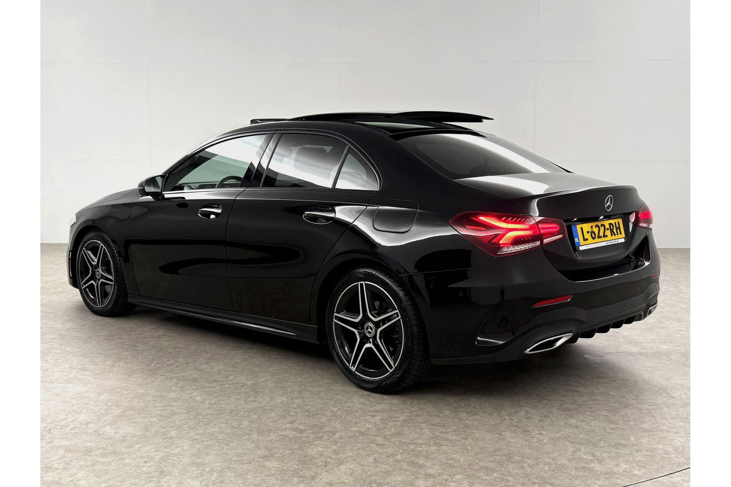 Mercedes-Benz A-Klasse 180 AMG Pano Sfeerverl. Burmester Camera Virtual LED Memory Clima Cruise Navi PDC 18''LMV