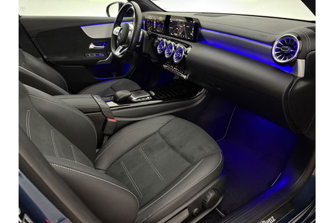 Mercedes-Benz A-Klasse 180 AMG Pano Sfeer LED Virtual Clima Cruise Camera Carplay Navi PDC 19"LMV