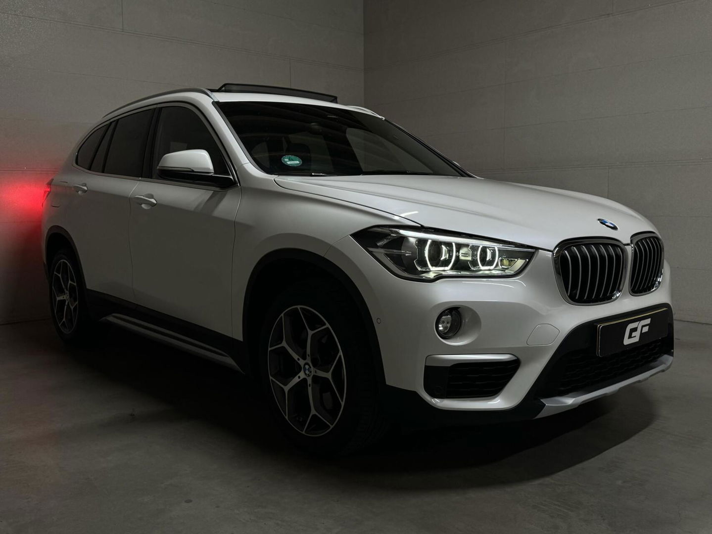 BMW X1 sDrive20i Sport Pano H/K HUD Leer Camera ACC NAP