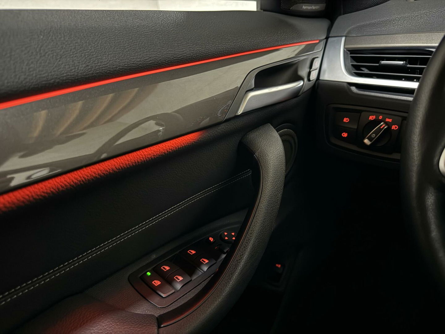 BMW X1 sDrive20i Sport Pano H/K HUD Leer Camera ACC NAP