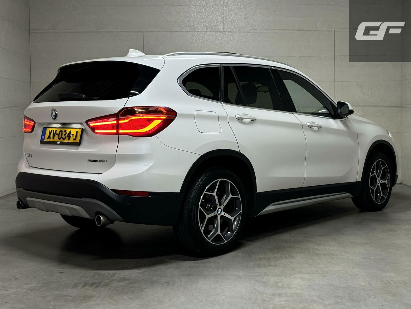BMW X1 sDrive20i Sport Pano H/K HUD Leer Camera ACC NAP