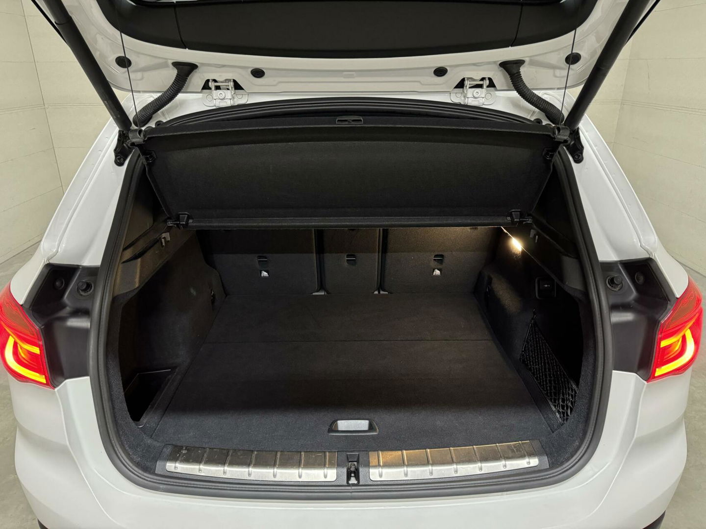BMW X1 sDrive20i Sport Pano H/K HUD Leer Camera ACC NAP