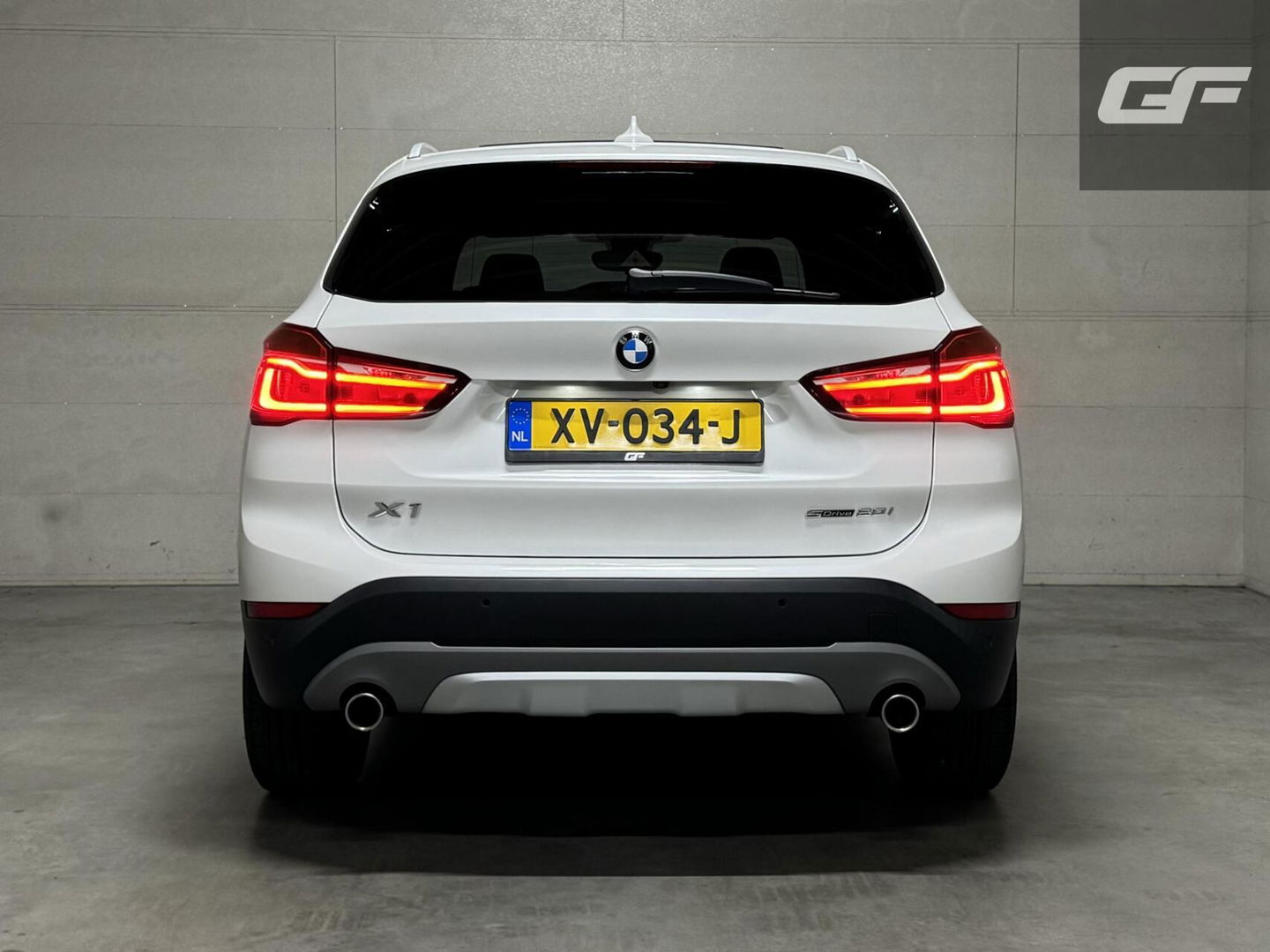 BMW X1 sDrive20i Sport Pano H/K HUD Leer Camera ACC NAP