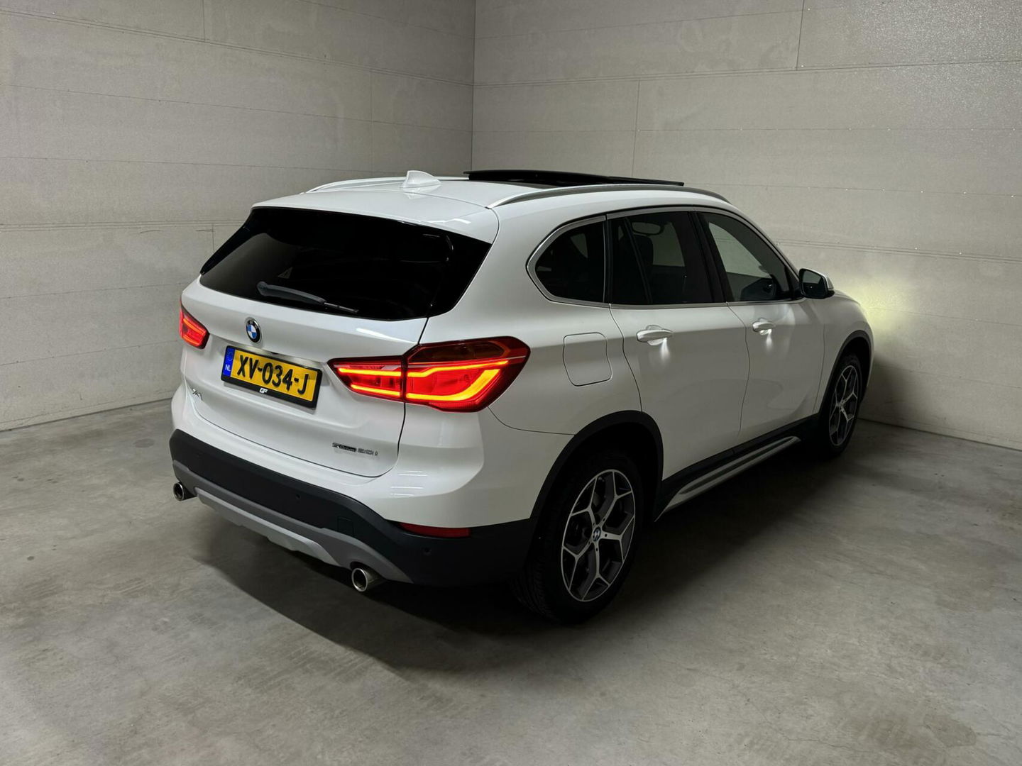 BMW X1 sDrive20i Sport Pano H/K HUD Leer Camera ACC NAP