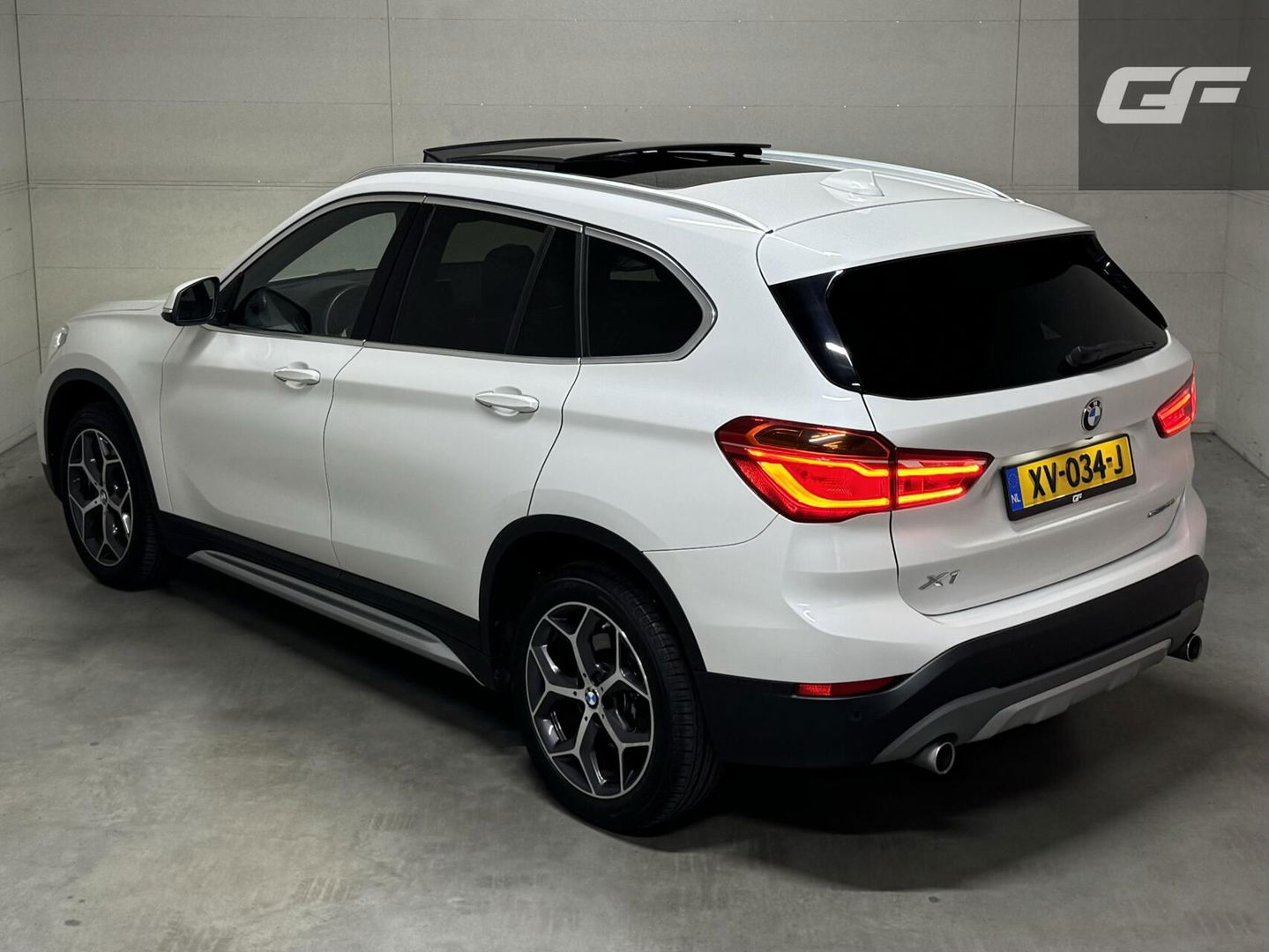 BMW X1 sDrive20i Sport Pano H/K HUD Leer Camera ACC NAP