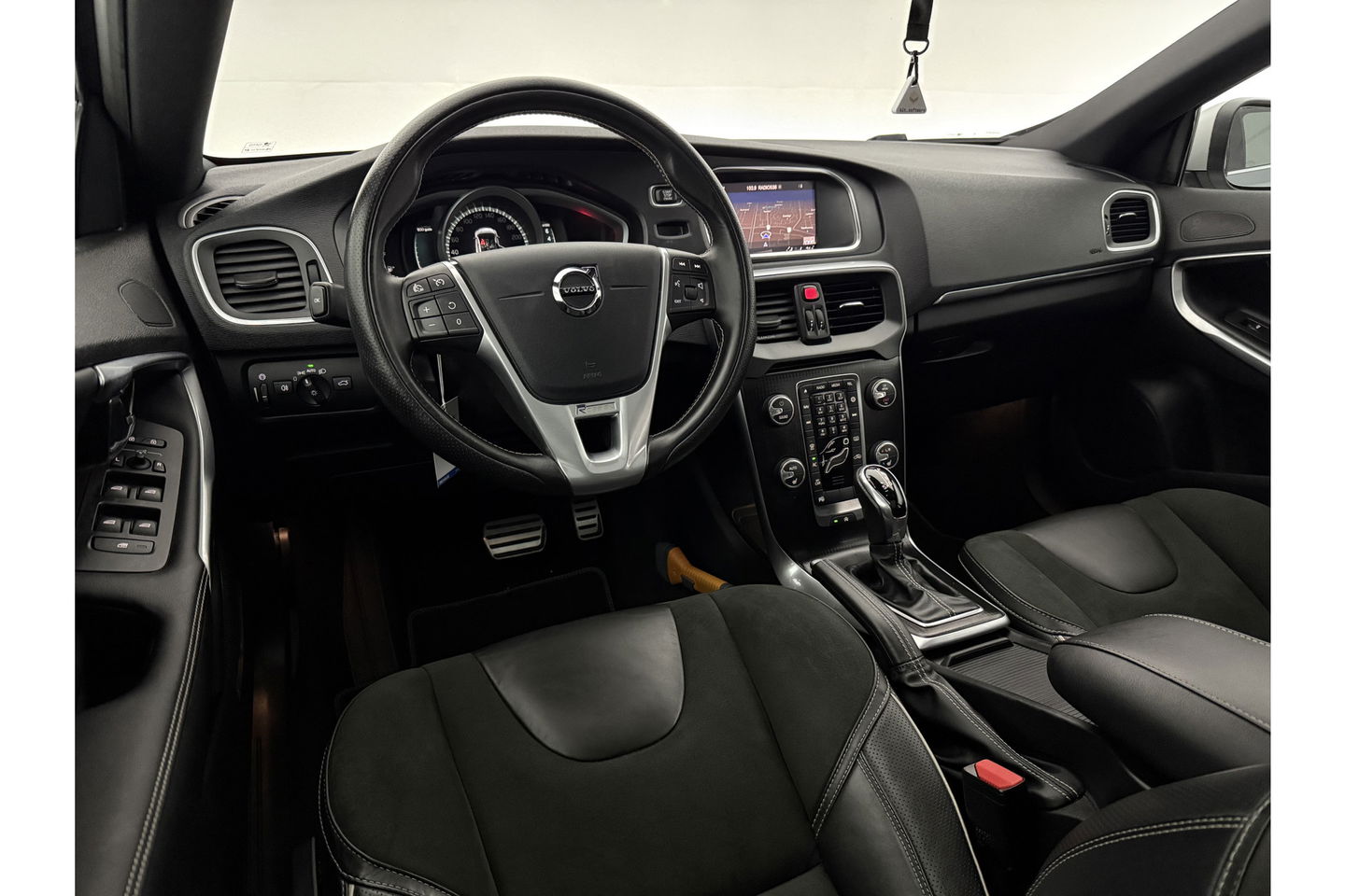 Volvo V40 1.5 T3 153PK Polar+ Sport Pano Harman/Kardon LED Camera Clima Cruise Navi PDC 17''LMV