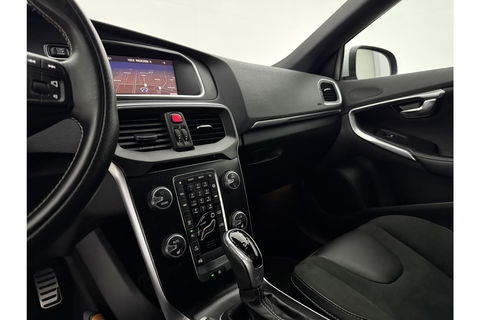 Volvo V40 1.5 T3 153PK Polar+ Sport Pano Harman/Kardon LED Camera Clima Cruise Navi PDC 17''LMV