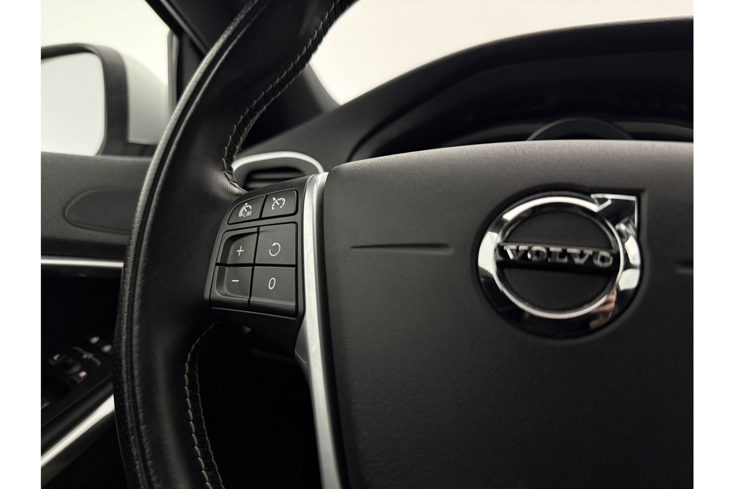 Volvo V40 1.5 T3 153PK Polar+ Sport Pano Harman/Kardon LED Camera Clima Cruise Navi PDC 17''LMV