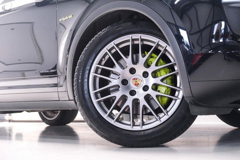 Porsche Cayenne 3.0 S E-Hybrid 416 pk | Sportchrono | Panorama | A-Z onderhouden | Zonneschermen | 20 inch | LED | Zeer mooi |