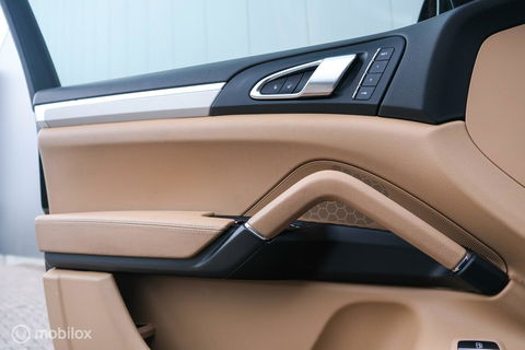 Porsche Cayenne 3.0 S E-Hybrid 416 pk | Sportchrono | Panorama | A-Z onderhouden | Zonneschermen | 20 inch | LED | Zeer mooi |