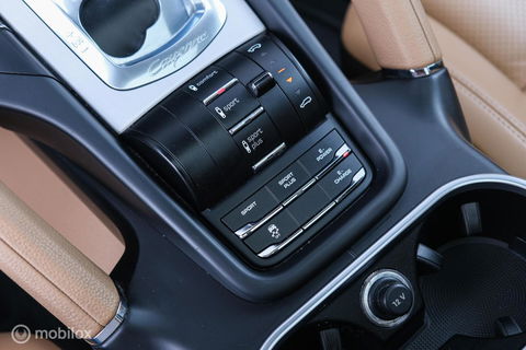 Porsche Cayenne 3.0 S E-Hybrid 416 pk | Sportchrono | Panorama | A-Z onderhouden | Zonneschermen | 20 inch | LED | Zeer mooi |