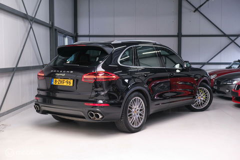 Porsche Cayenne 3.0 S E-Hybrid 416 pk | Sportchrono | Panorama | A-Z onderhouden | Zonneschermen | 20 inch | LED | Zeer mooi |
