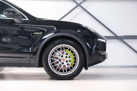 Porsche Cayenne 3.0 S E-Hybrid 416 pk | Sportchrono | Panorama | A-Z onderhouden | Zonneschermen | 20 inch | LED | Zeer mooi |