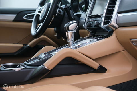 Porsche Cayenne 3.0 S E-Hybrid 416 pk | Sportchrono | Panorama | A-Z onderhouden | Zonneschermen | 20 inch | LED | Zeer mooi |