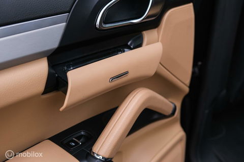 Porsche Cayenne 3.0 S E-Hybrid 416 pk | Sportchrono | Panorama | A-Z onderhouden | Zonneschermen | 20 inch | LED | Zeer mooi |