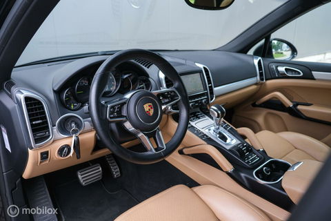 Porsche Cayenne 3.0 S E-Hybrid 416 pk | Sportchrono | Panorama | A-Z onderhouden | Zonneschermen | 20 inch | LED | Zeer mooi |