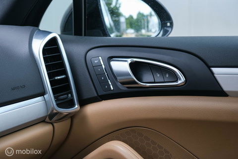 Porsche Cayenne 3.0 S E-Hybrid 416 pk | Sportchrono | Panorama | A-Z onderhouden | Zonneschermen | 20 inch | LED | Zeer mooi |