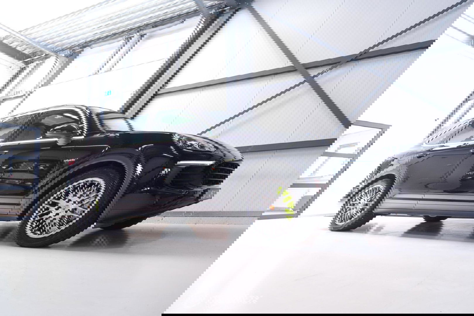 Porsche Cayenne 3.0 S E-Hybrid 416 pk | Sportchrono | Panorama | A-Z onderhouden | Zonneschermen | 20 inch | LED | Zeer mooi |