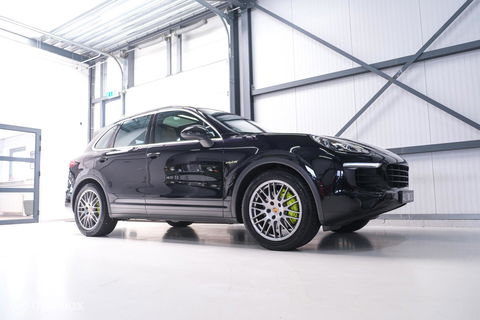 Porsche Cayenne 3.0 S E-Hybrid 416 pk | Sportchrono | Panorama | A-Z onderhouden | Zonneschermen | 20 inch | LED | Zeer mooi |