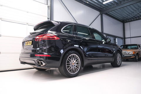 Porsche Cayenne 3.0 S E-Hybrid 416 pk | Sportchrono | Panorama | A-Z onderhouden | Zonneschermen | 20 inch | LED | Zeer mooi |