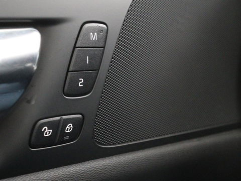 Volvo V60 2.0 T4 R-Design | Panoramadak | Stoelverwarming | Head-Up | Camera | Carplay | Half leder | Adaptive cruise | Navigatie | Memory | Full LED
