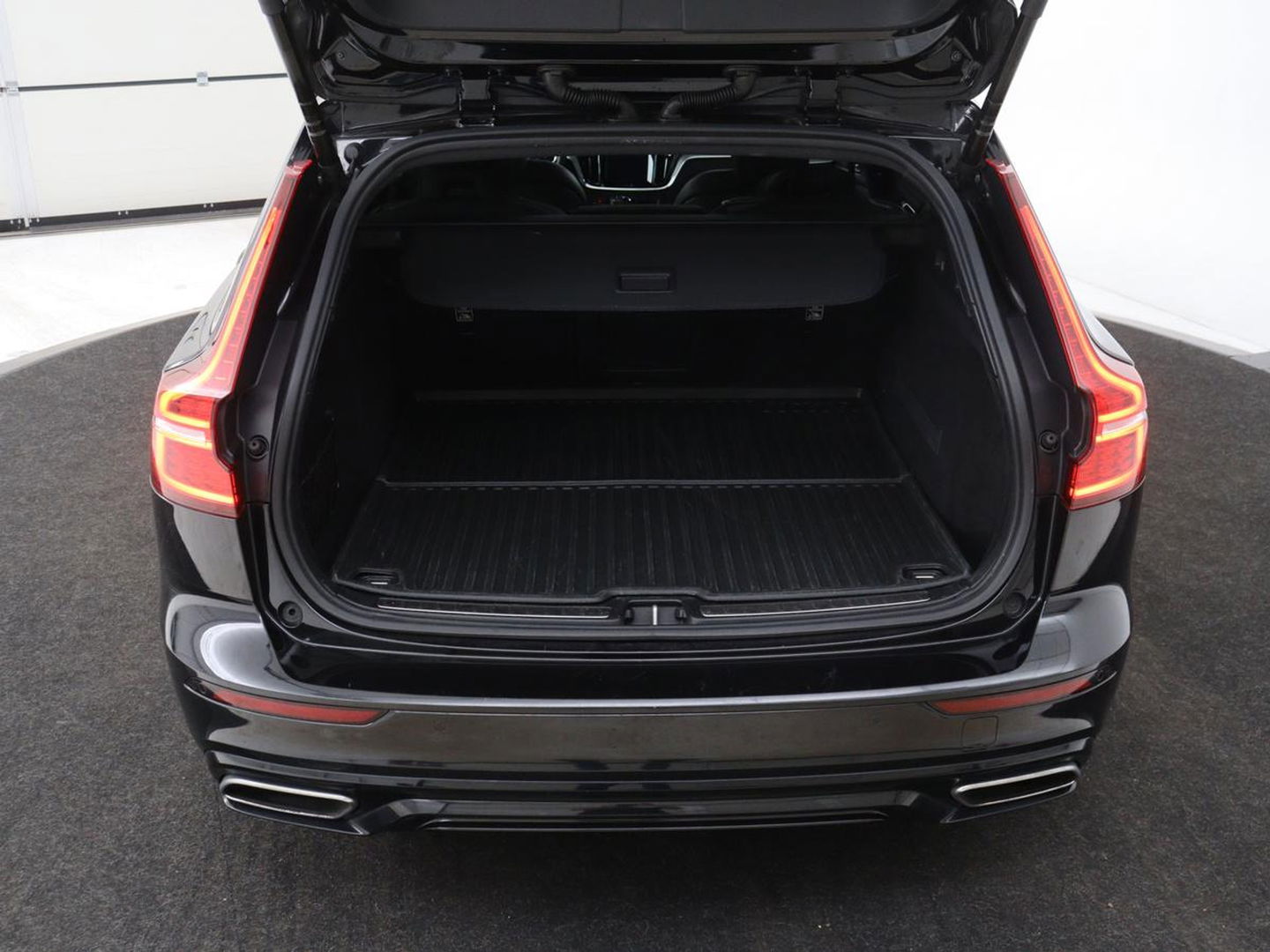 Volvo V60 2.0 T4 R-Design | Panoramadak | Stoelverwarming | Head-Up | Camera | Carplay | Half leder | Adaptive cruise | Navigatie | Memory | Full LED