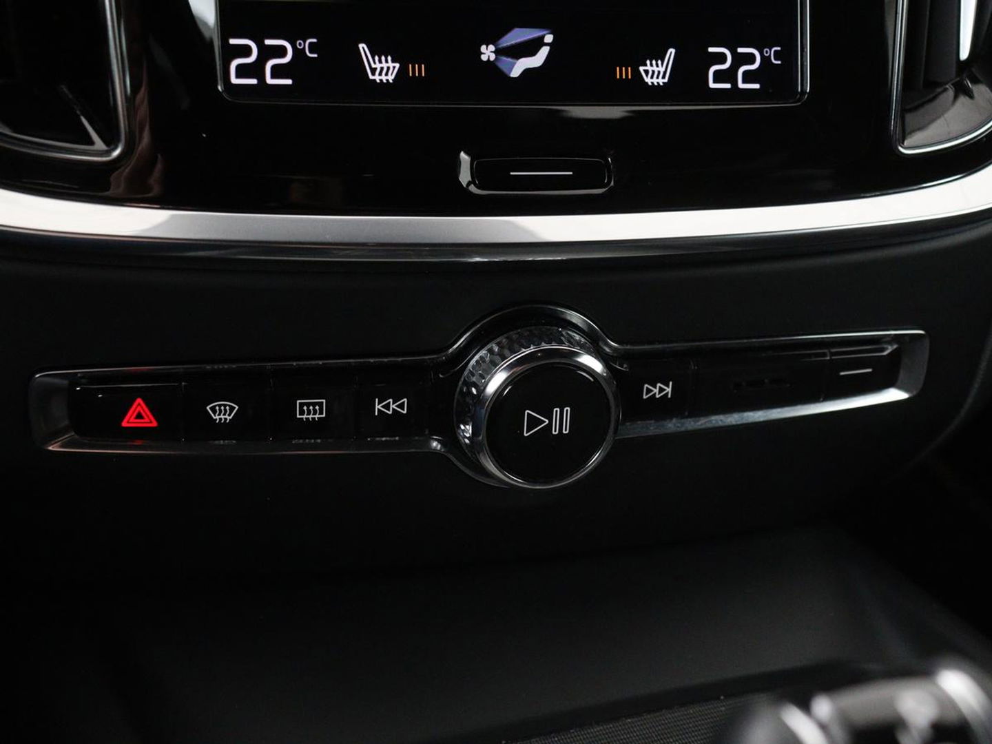 Volvo V60 2.0 T4 R-Design | Panoramadak | Stoelverwarming | Head-Up | Camera | Carplay | Half leder | Adaptive cruise | Navigatie | Memory | Full LED