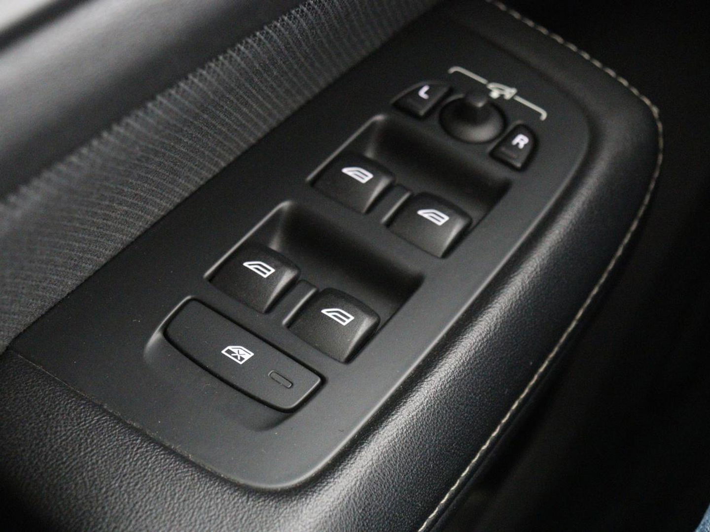 Volvo V60 2.0 T4 R-Design | Panoramadak | Stoelverwarming | Head-Up | Camera | Carplay | Half leder | Adaptive cruise | Navigatie | Memory | Full LED