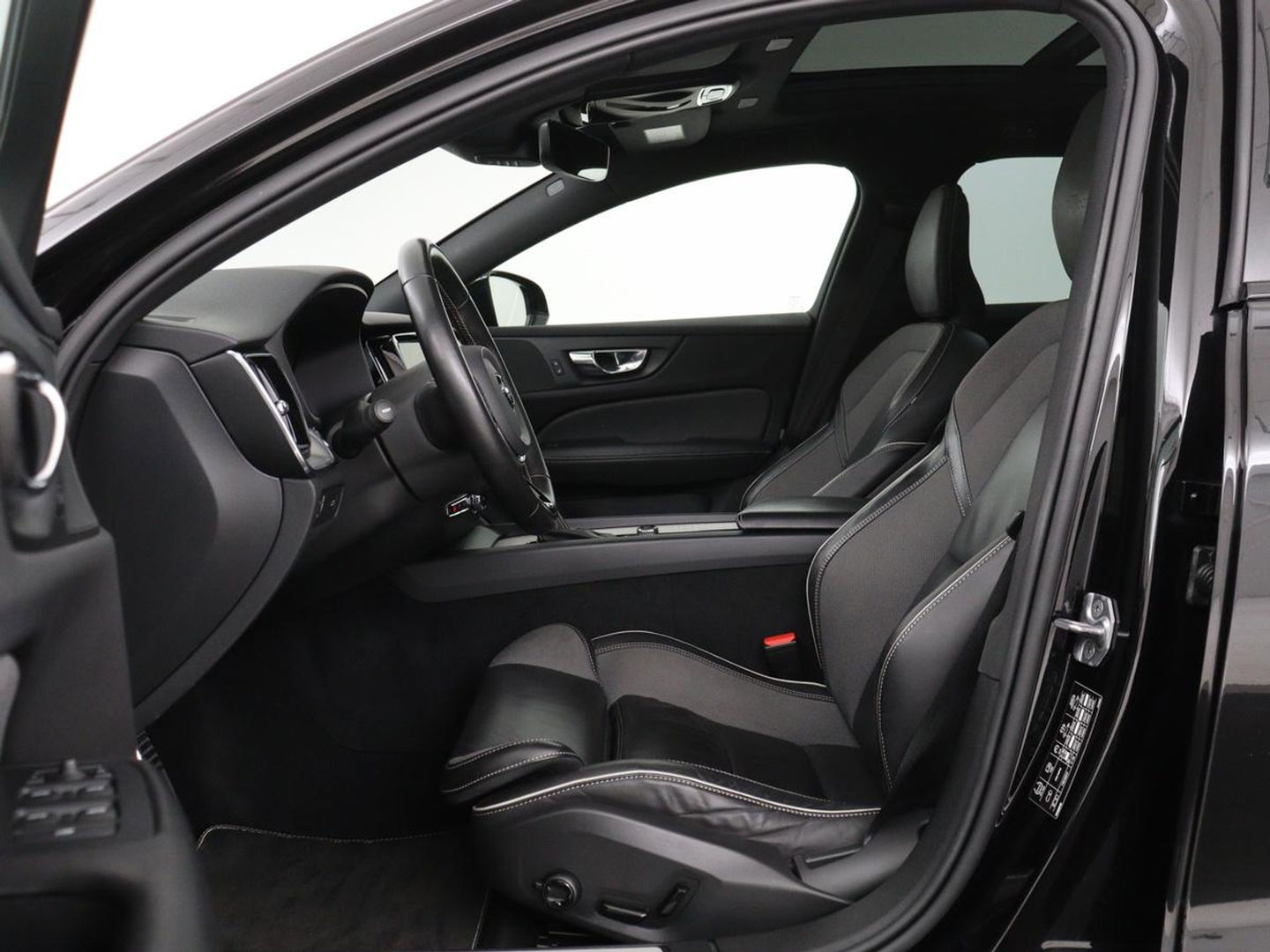 Volvo V60 2.0 T4 R-Design | Panoramadak | Stoelverwarming | Head-Up | Camera | Carplay | Half leder | Adaptive cruise | Navigatie | Memory | Full LED