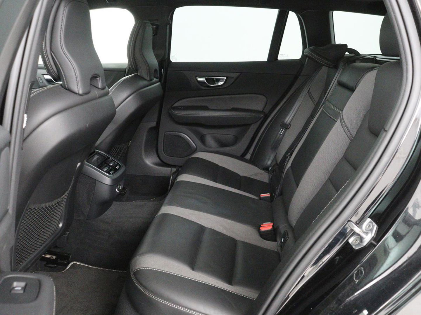 Volvo V60 2.0 T4 R-Design | Panoramadak | Stoelverwarming | Head-Up | Camera | Carplay | Half leder | Adaptive cruise | Navigatie | Memory | Full LED