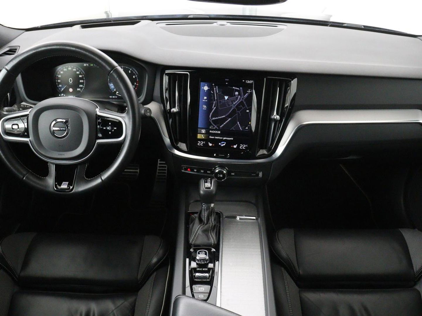 Volvo V60 2.0 T4 R-Design | Panoramadak | Stoelverwarming | Head-Up | Camera | Carplay | Half leder | Adaptive cruise | Navigatie | Memory | Full LED